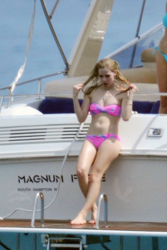 New Avril Lavigne Bikini Pics On Yacht In Saint Tropez-13